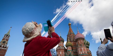  Πρόβες παρέλασης στον ουρανό της Μόσχας -Στις 9 Μαΐου συμπληρώνονται 72 χρόνια από την νίκη στο Β’ ΠΠ -Φωτογραφία: AP Photo/Pavel Golovkin