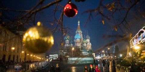 Στολισμένη η Κόκκινη Πλατεία της Μόσχας ενόψει Χριστουγέννων -Φωτογραφία: AP Photo/Pavel Golovkin