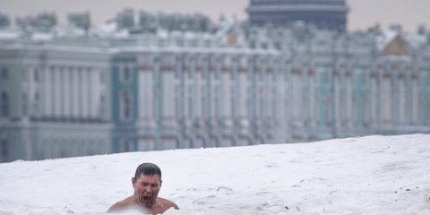 Στην Αγία Πετρούπολη κάνουν μπάνιο ακόμη με με -7 βαθμούς Κελσίου! -Φωτογραφία: AP Photo/Dmitri Lovetsky