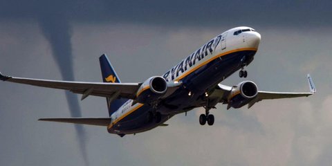 Οταν ο πιλότος της Ryanair ανακοίνωνε στους επιβάτες πως κατά τη διάρκεια της πτήσης θα υπάρξουν αναταράξεις δεν μπορούσε να φανταστεί πως πίσω από το αεροσκάφος ένας ανεμοστρόβιλος σάρωνε το έδαφος. Το απίστευτο στιγμιότυπο απαθανάτισε