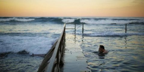 Ενας άνδρας βουτάει σε έναν υδάτινο παράδεισο -Εκεί όπου τα κύματα σκάνε σε μία πισίνα 