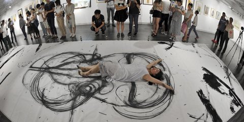 Ζωγραφίζοντας με το σώμα 