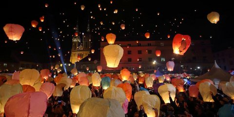 Ο ουρανός γέμισε φωτεινές ευχές