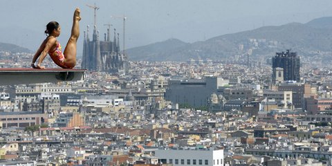 Βουτιές με φόντο τη Σαγράδα Φαμίλια. Η Βαρκελώνη υποδέχεται το Παγκόσμιο πρωτάθλημα υγρού στίβου, το οποίο ξεκινά στις 20 Ιουλίου. Ομως η αλήθεια είναι πως δύσκολα το βλέμμα θα μείνει στην προπόνηση της αθλήτρια των καταδύσεων όταν υπάρχει τέτοια θέα.