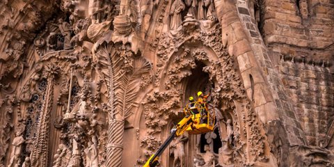 Σαγράδα Φαμίλια, έργο του Γκαουντί. Η εκκλησία της Βαρκελώνης ξεκίνησε να χτίζεται το 1882 και οι εργασίες ακόμη συνεχίζονται... 