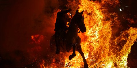 Αναβάτης και άλογο πηδούν φωτιές στη γιορτή του Αγίου Αντωνίου, όπως ορίζει το έθιμο σε χωριό της Ισπανίας -AP Photo/Francisco Seco