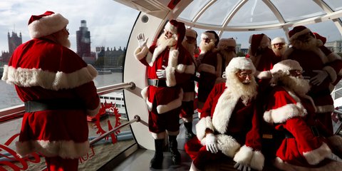 Πλησιάζουν τα Χριστούγεννα: Μαθητές της σχολής Αγιοβασίληδων στη Βρετανία, κάνουν βόλτα στη «ρόδα» του Λονδίνου -Φωτογραφία: AP Photo/Alastair Grant