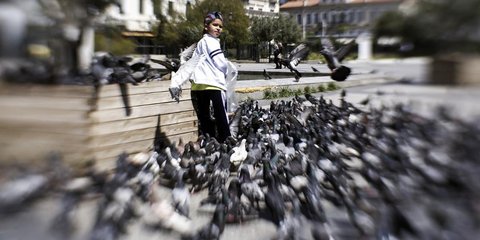Το παιδί με τα περιστέρια, πλατεία Σανταρόζα /Φωτογραφία: Sooc