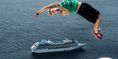 Αψηφώντας τη βαρύτητα στην Σαντορίνη 