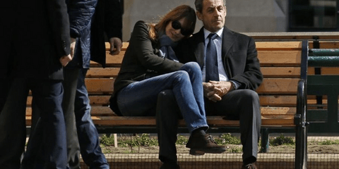 Σαν δύο κοινοί θνητοί. Ο Νικολά Σαρκοζί και η Κάρλα Μπρούνι ψήφισαν στον 1ο γύρο των δημοτικών εκλογών στη Γαλλία και κάθησαν να ξεκουραστούν σε ένα παγκάκι. Η Κάρλα Μπρούνι σε στάση γατούλας, ο πρώην πρόεδρος της Γαλλίας, ατενίζει το μέλλον, αγέρωχα και 