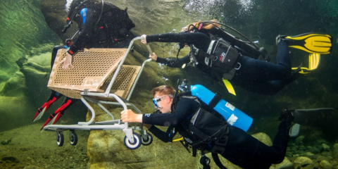 Ψωνίζοντας υποβρυχίως: Δύτες παίζουν με καροτσάκι σουπερμάρκετ που βρήκαν στο βυθό