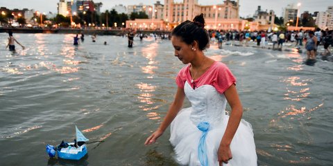 Ουρουγουάη: Η γιορτή της Γεμάνζα, της θεάς της θάλασσας-Φωτογραφία: AP Photo/Matilde Campodonico