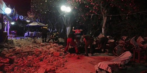 Διασώστες στην Κω εντοπίζουν στα χαλάσματα ένα από τα θύματα του σεισμού