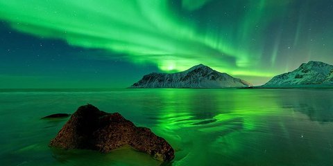 Η παλέτα της φύσης -Παγωμένη λίμνη αντανακλά το Βόρειο Σέλας 