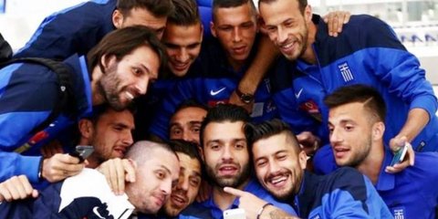Η selfie της Εθνικής Ελλάδος στο αεροδρόμιο. Λιγότερο από δύο εβδομάδες έχουν απομείνει για να ξεκινήσει το Μουντιάλ και το αντιπροσωπευτικό μας συγκρότημα βρίσκεται ήδη στο τελικό στάδιο της προετοιμασίας. Οι ποδοσφαιριστές της Εθνικής πάντως κατά την αν