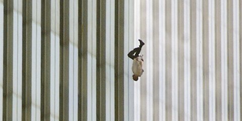 Δεκαέξι χρόνια μετά το χτύπημα στους δίδυμους πύργους της Ν. Υόρκης -Η πιο συγκλονιστική εικόνα της 11ης Σεπτεμβρίου / Φωτογραφία: AP Photo/Richard Drew