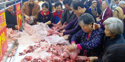 Ο απίστευτος τρόπος με τον οποίο αγοράζουν κρέας στην Κίνα