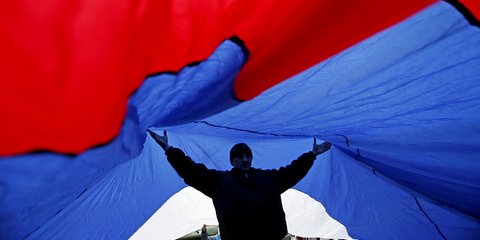 Τεράστια ρωσική σημαία σε διαδηλώσεις στη Σεβαστούπολη [εικόνα]