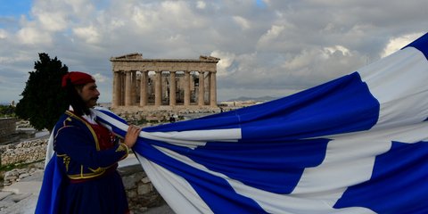 Επαρση της σημαίας από την Προεδρική Φρουρά στο Βράχο της Ακρόπολης για την επέτειο του ΟΧΙ 