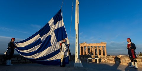 Επαρση της ελληνικής σημαίας στον ιερό βράχο της Ακρόπολης