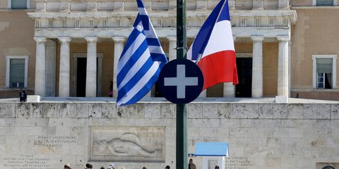 Ελληνικές και γαλλικές σημαίες στον Άγνωστο Στρατιώτη ενόψει της επίσκεψης Μακρόν -Φωτογραφία: ΑΠΕ-ΜΠΕ/Παντελής Σαϊτας