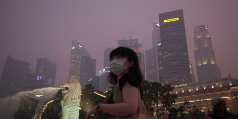 Πνιγμένη στο νέφος η Σιγκαπούρη. Οι καπνοί από τις φωτιές στα δάση της Ινδονησίας έχουν σκοτεινιάσει τον ουρανό της Σιγκαπούρης και οι αρχές κάνουν έκκληση να μείνουν όλοι στα σπίτια τους