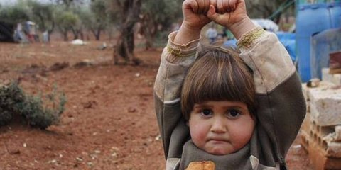 Η φωτογραφία-σοκ της  χρονιάς: Κοριτσάκι στη Συρία περνά την κάμερα για όπλο και παραδίνεται... 