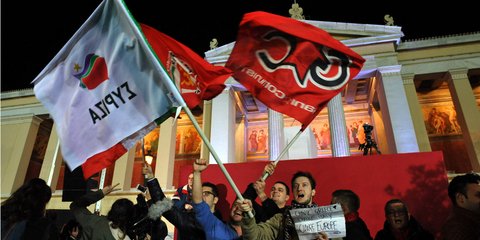 Ιταλοί πανηγυρίζουν τη νίκη Τσίπρα στα Προπύλαια...