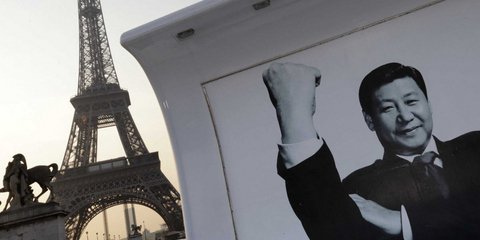 «Η φωτογραφία της Ημέρας»: Η «άσεμνη χειρονομία» του Κινέζου προέδρου Σι Τζιπίνγκ δίπλα από τον πύργο του Αϊφελ