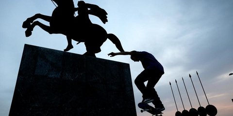 Skate στο άγαλμα του Μεγάλου Αλεξάνδρου στη Θεσσαλονίκη