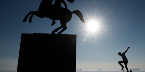  Ενας σκέιτ-μπόρντερ εξασκείται δίπλα στο άγαλμα του Μεγάλου Αλεξάνδρου στη Θεσσαλονίκη - Φωτογραφία: AP Photo/ Giannis Papanikos