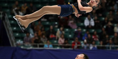 Ιπτάμενη αθλήτρια του καλλιτεχνικού πατινάζ στο γκραν πρι τς Κίνας-Φωτογραφία: AP Photo/Mark Schiefelbein