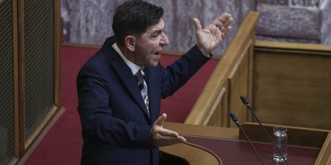 Too good to be true: Ο Γεράσιμος Σκιαδαρέσης στη Βουλή υποδύεται τον μετανοημένο υπουργό και ζητάει συγγνώμη -Φωτογραφία: Menelaos Myrillas / SOOC