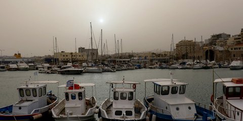 «Χλωμός» ήλιος από την αφρικανική σκόνη που κάλυψε το Ηράκλειο της Κρήτης -Φωτογραφία: Intimenews/Image photo services p.a