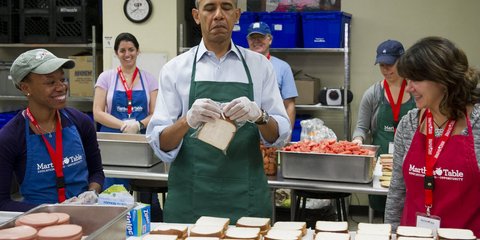 Αν η μία από τις κόρες του ρωτήσει «Τι έκανες στο "λουκέτο" του δημοσίου μπαμπά;», ο Μπαράκ Ομπάμα μπορεί με υπερηφάνεια να απαντήσει πως ειδικεύτηκε στα σάντουιτς. Πριν από μερικές ημέρες ο πρόεδρος των ΗΠΑ πήγε ο ίδιος σε φαστφουντάδικο για να πάρει το 