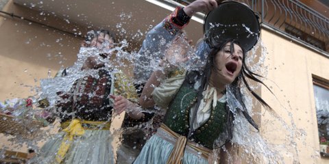 Στη Σλοβακία γιορτάζουν το Πάσχα με μπουγέλα... 