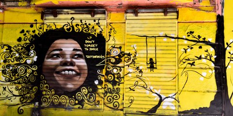 Don't forget to smile: Γκράφιτι σε δρόμο της Αθήνας -Φωτογραφία: EUROKINISSI/ ΤΑΤΙΑΝΑ ΜΠΟΛΑΡΗ 