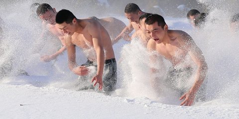 Βουτώντας στα χιόνια στους -35 βαθμούς Κελσίου: Στρατιωτική άσκηση νεοσύλλεκτων στην Κίνα