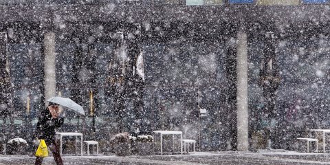 Ημερολογιακά μπήκε η άνοιξη, αλλά ο χειμώνας επιμένει με βαρύ χιόνι στη Φρανκφούρτη -Φωτογραφία: AP Photo/Michael Probst