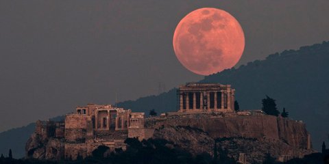 Η χιονισμένη πανσέληνος του Φεβρουαρίου ανεβαίνει πάνω από την Ακρόπολη, Τρίτη 19 Φεβρουαρίου 2019. H δεύτερη υπερπανσέληνος του χρόνου μάγεψε με την παρουσία της. Petros Giannakouris/AP