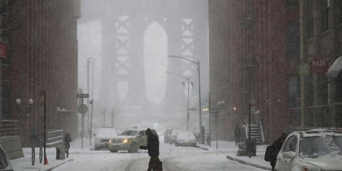 Χιονοθύελλα πλήττει το Μπρούκλιν της Νέας Υόρκης - Φωτογραφία: EPA/ANDREW GOMBERT