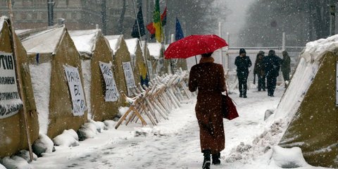Στην Ουκρανία το χιόνι σκέπασε τις σκηνές υποστηρικτών του πρώην προέδρου Σαακασβίλι έξω από το Κοινοβούλιο -Φωτογραφία: AP Photo/Efrem Lukatsky