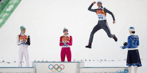 Πετώντας από χαρά: Ο χάλκινος Νορβηγός Αντερς Μπαρνταλ γιορτάζει τη θέση του στο βάθρο