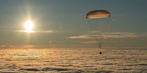 Η επιστροφή τριών αστροναυτών στη Γη μετά από πεντέμισι μήνες στο Διάστημα -Φωτογραφία: NASA via AP