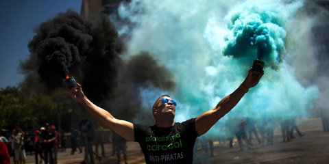 Ισπανοί ταξιτζήδες διαμαρτύρονται για τις «πειρατικές» ιδιωτικές εταιρείες ταξί -Φωτογραφία: AP Photo/Francisco Seco