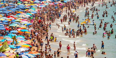 Δεν πέφτει καρφίτσα στις παραλίες της Ισπανίας... 