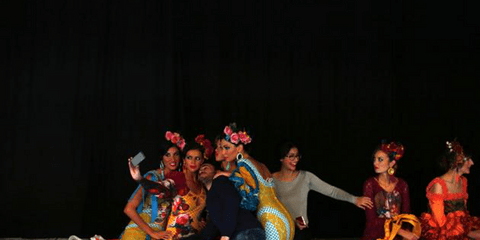 Μοντέλα ποζάρουν για μια φωτογραφία στα παρασκήνια