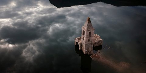 Σαν πίνακας του Ελ Γκρέκο: Εκκλησία στην Καταλονία -Φωτογραφία: AP Photo/Emilio Morenatti