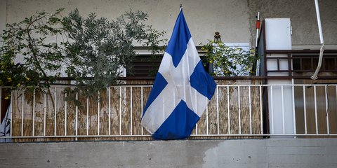 Η σημαία στο μπαλκόνι του σπιτιού του Γιώργου Μπαλταδώρου -Φωτογραφία: Intimenews/ΚΑΠΑΝΤΑΗΣ ΔΗΜΗΤΡΗΣ 