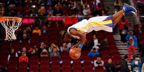 Οχι, η φωτογραφία δεν είναι... ανάποδα. Πρόκειται για ένα από τα κόλπα των Flying Dubs, μίας ακροβατικής ομάδας των Golden State Warriors που «καρφώνει» με κάθε τρόπο. Και όπως φαίνεται, τα μέλη της αψηφούν τους νόμους της βαρύτητας. 